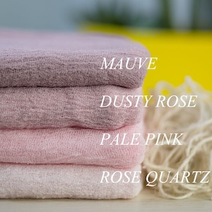 Puede incluir: Cuatro piezas de tela transparente en tonos de rosa y malva, etiquetadas como "Malva", "Rosa Polvoriento", "Rosa Pálido" y "Cuarzo Rosa".