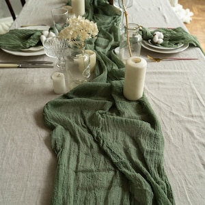 Chemin de table en gaze kaki, centres de table de mariage Woodland, toile de fond de verdure rustique image 7