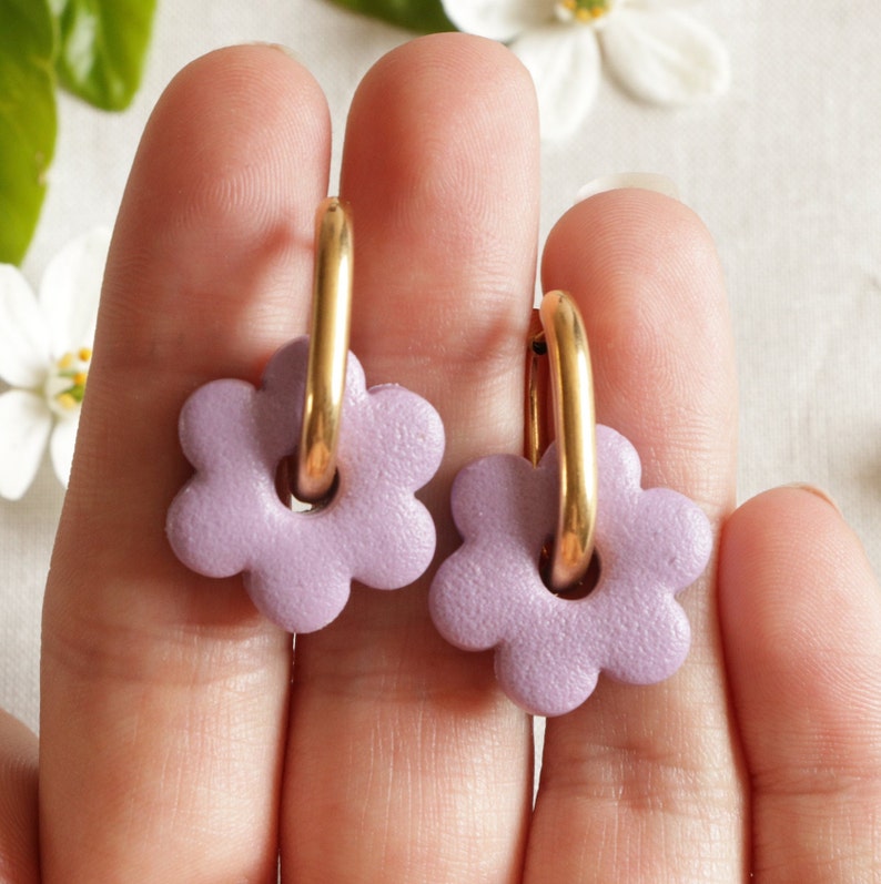 Boucles d'oreilles créoles fleurs en argile polymère et acier inoxydable Violet