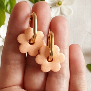 Boucles d'oreilles créoles fleurs en argile polymère et acier inoxydable Orange