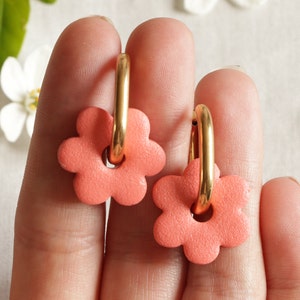 Boucles d'oreilles créoles fleurs en argile polymère et acier inoxydable Rose