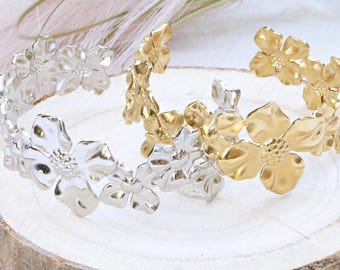 Stainless steel floral bangle bracelet