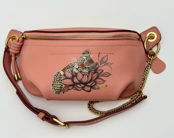 Riñonera de piel vegana rosa claro con diseño de loto de leopardo pintado a mano.