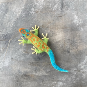 Blue tail day gecko figurine brooch Needle felted lizard replica pin for women Handmade wool bright animal jewelry Reptile gift