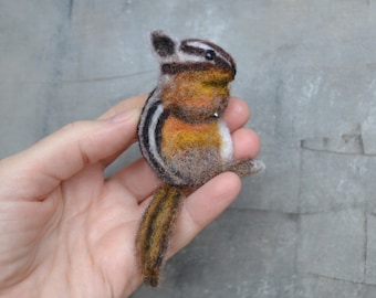 Needle felted chipmunk animal brooch for women Handmade wool replica pin Woodland animal jewelry Realistic felted