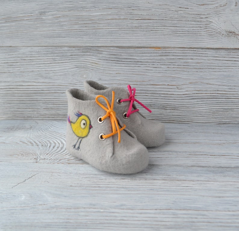 Handmade felted baby booties with birds Newborn choes fist Christmas baby slippers gift Photoshoot prop New baby boy gift image 2