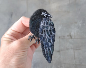 Broche corbeau noir Broche oiseau corbeau pour femme Épingle en laine gothique faite main bijoux feutrés à l'aiguille cadeau amateur de corbeau