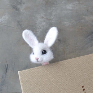 Marque-page 3d lapin blanc feutré à l'aiguille Cadeau lapin fait main pour lecteur Cadeau amateur de lapin Ornement de Noël mignon