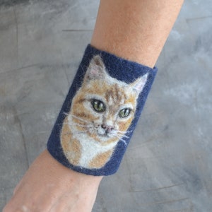 Custom-cat-portrait-from-pet-photo-Personalized-felted-wool-wrist-cuff