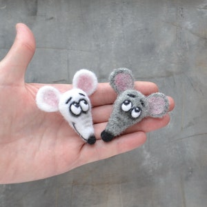 Funny mouse brooches for girl Needle felted wool animal pin for women Handmade miniature mouse jewelry