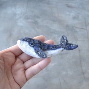 Humpback whale animal brooch for women Handmade needle felted wool ocean pin Sea animal jewelry Christmas ornament gift