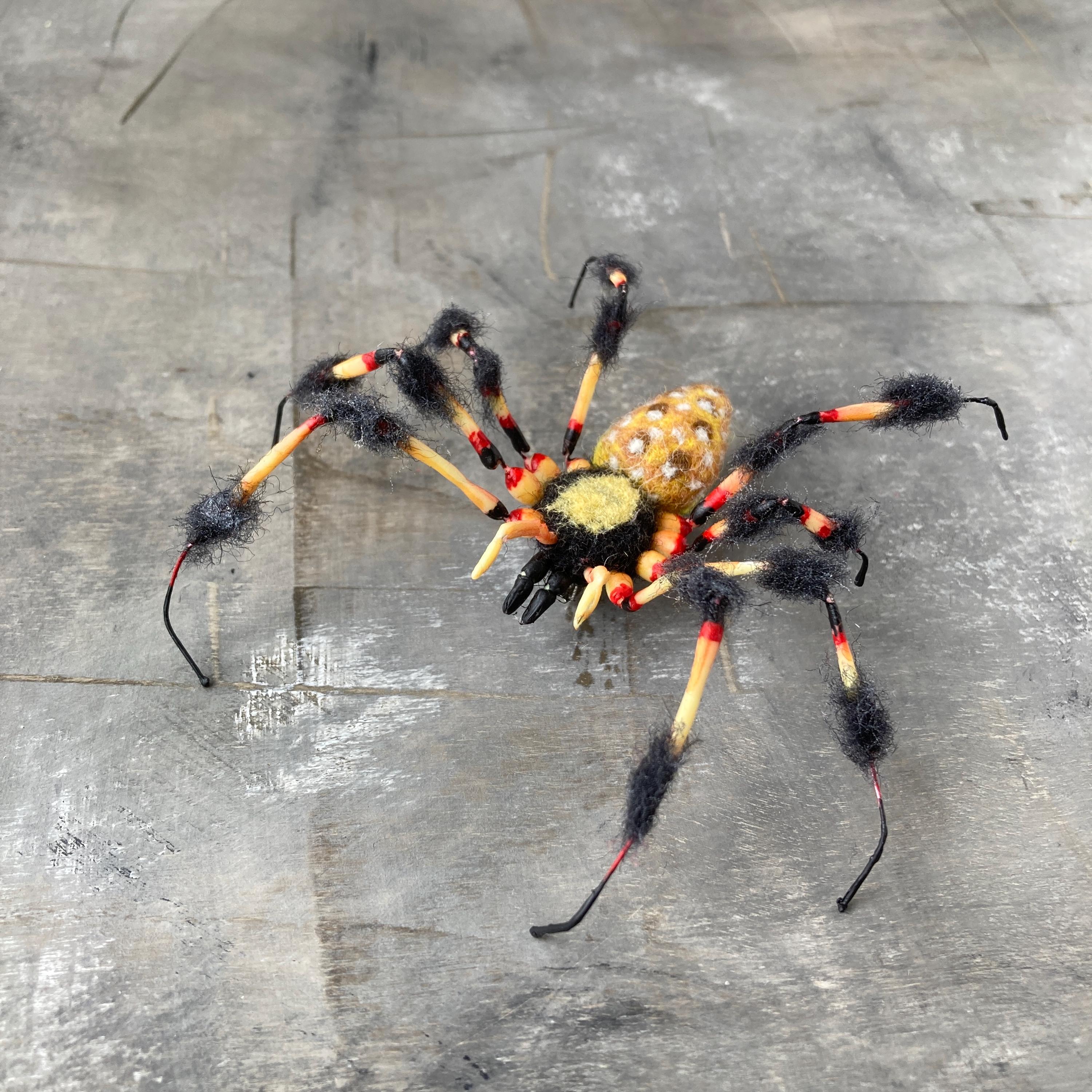 Broche Halloween 2 - Araignée Et Toile D'araignée En Plastique Orange - Accessoire Fun Et Festif