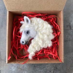 女性用ホワイトホース動物ブローチネックレスペンダントハンドメイドニードルフェルトウールレプリカピン馬アートジュエリー