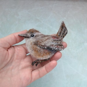 Needle felted wren bird brooch for women Handmade realistic sparrow jewelry for girl Wool bird replica lapel pin