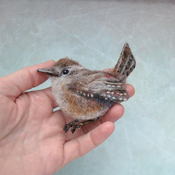 Broche d'oiseau troglodyte feutré à l'aiguille pour femmes, bijoux de moineau réalistes faits à la main pour filles, réplique d'oiseau en laine, épingle à revers