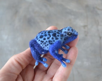 Cute realistic blue frog brooch Needle felted amphibian replica pin for women Handmade wool blue poison dart frog animal jewelry