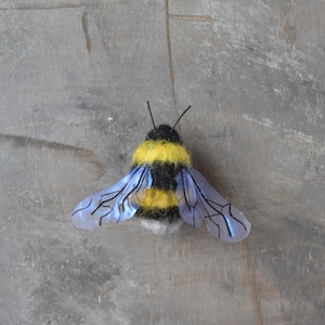 spring-Bumblebee-3d-jewelry-Needle-felted-realistic-bee-brooch-for-women