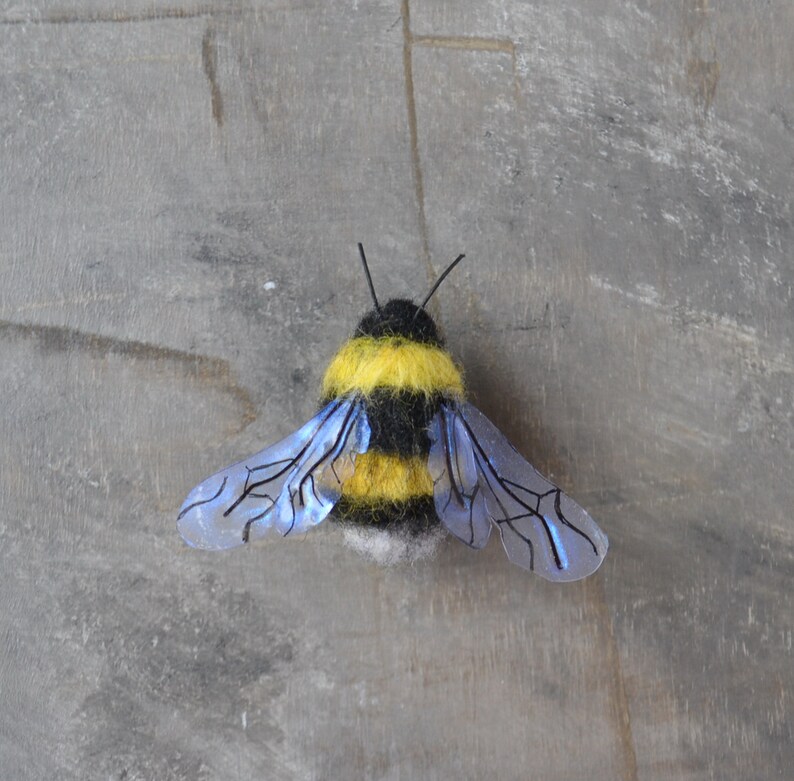 spring-Bumblebee-3d-jewelry-Needle-felted-realistic-bee-brooch-for-women