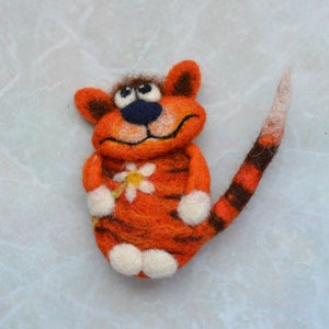Lucky red cat pin with chamomile for women Cute needle felted wool cat brooch for girlfriend Handmade cat jewelry