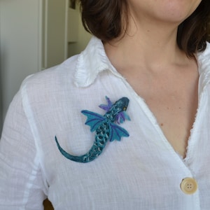 Broche dragon feutrée à l'aiguille pour femme Broche dragon mignonne pour fille Bijoux dragon en laine faits main Poupée d'art dragon