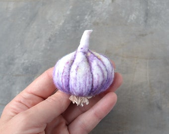 Needle felted garlic replica pin for women Funny brooch Halloween gift idea Handmade realistic wool vegetables jewelry