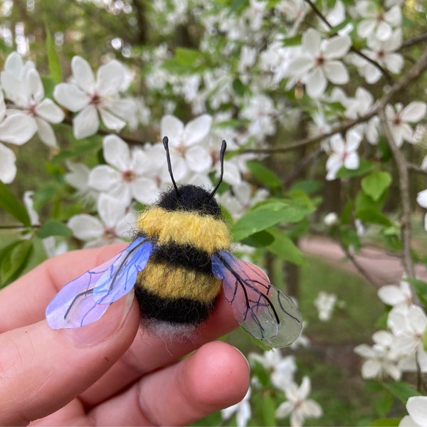 Wollhummel 3D-Schmuck Nadelgefilzte realistische Bienenbrosche für Frauen Handgefertigte Insekten-Replika-Anstecknadel