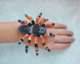 Tarantula spider replica brooch Handmade needle felted realistic fake spider jewelry Halloween creepy horror decor Wool insect