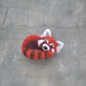 handmade-Red-panda-brooch-for-women-Needle-felted-wool-animal-replica-pin