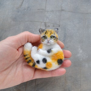 Realistic three-colored cat pin for women Cute needle felted wool cat brooch for girl Handmade fluffy cat replica jewelry