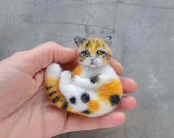 Realistic three-colored cat pin for women Cute needle felted wool cat brooch for girl Handmade fluffy cat replica jewelry