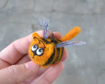 Cat bee 3d keychain Handmade needle felted wool cute bag charm Funny cat with wings figurine car key chains for women