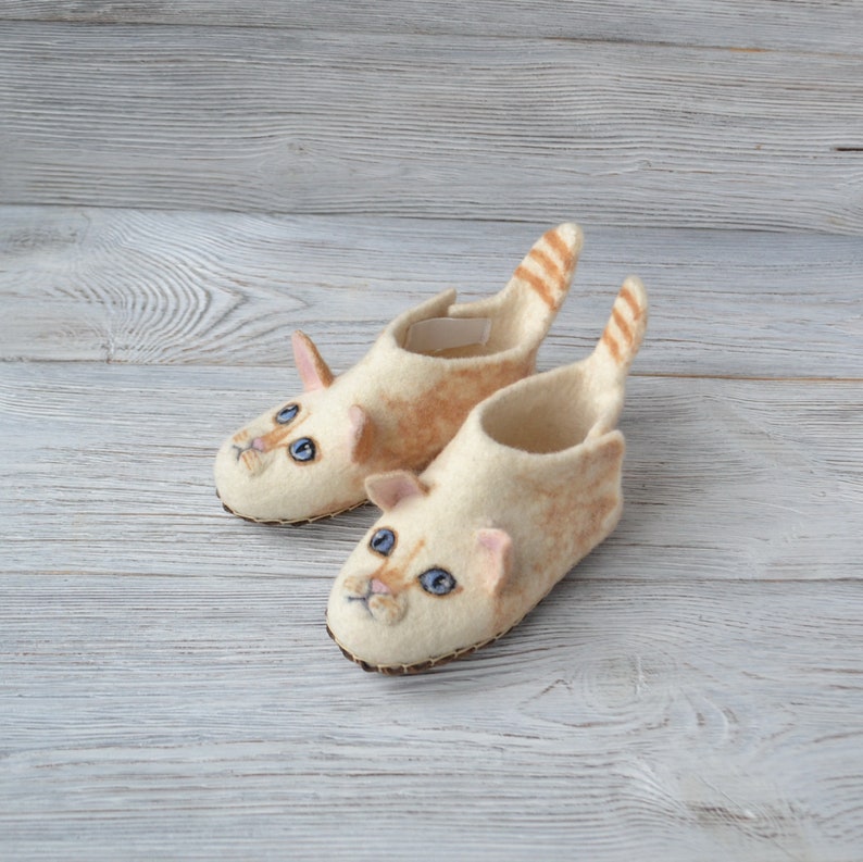 Custom-cat-slippers-with-portrait-of-your-pet-from-photo-felted-wool-kids-shoes