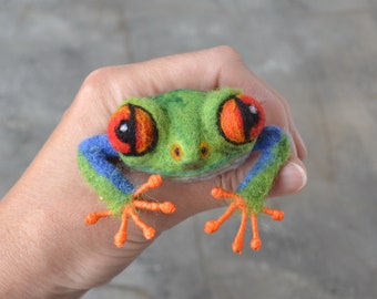 Cute realistic red eyed tree frog brooch Needle felted amphibian replica pin for women Handmade wool bright animal jewelry
