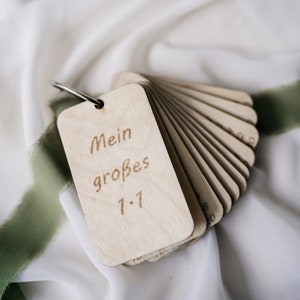 K&ouml;nnte beinhalten: Holzkarteikarten mit einem Ring befestigt. Die oberste Karte zeigt den Text "Mein gro&szlig;es 1:1".