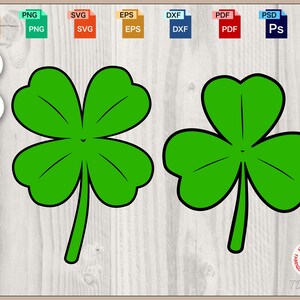 Puede incluir: Dos diseños de tréboles verdes con contornos negros. Los tréboles están sobre un fondo claro de vetas de madera. La imagen también incluye iconos de tipo de archivo para JPG, PNG, SVG, EPS, DXF, PDF, PSD y AI.