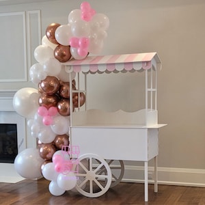 ピンクとブルーの屋根が付いた車輪付きのキャンディカート、誕生日パーティーや結婚式用のベンダースタンドの装飾