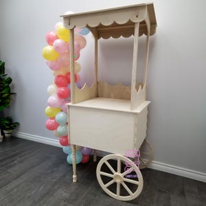 Drewniany Mini Wózek Na Słodycze | Drewniany Wózek Na Słodycze | Wózek Na Słodycze na Ozdobnych Kołach | Mały Drewniany Wózek Na Słodycze | Stojak Na Torty Mini Bar