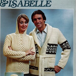 以下が含まれることがあります： 白いニットのセーターを着たカップルが写っている、ヴィンテージの編み物パターンブックレット。女性のセーターはフード付きで、ケーブルニットのデザイン。男性のセーターはショールカラーで、幾何学模様。ブックレットのタイトルは「Starsky & Isabelle」で、Leisure Arts製。Leaflet 95 50¢.
