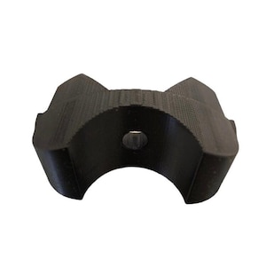 Peut inclure: Pièce en plastique noire imprimée en 3D avec un trou au centre. La pièce est en forme de U avec deux extrémités arrondies.