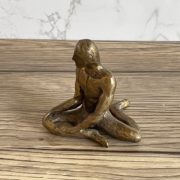 figurine d’homme assis en laiton vintage