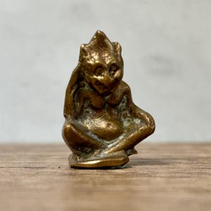 Estatueta vintage de duende em latão, estilo Dartmoor, goblincore, miniatura folclórica.