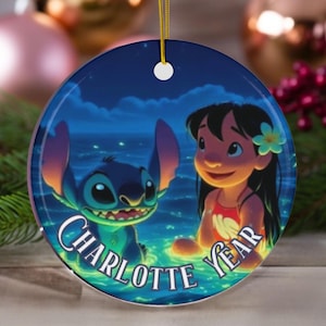 Keramikornament, Disney Lilo und Stitch, Personalisiert, Am Ufer sitzen, Glühen Meerwasser, Weihnachtsbaumdekor, Feiertagsgeschenk, neuer Film