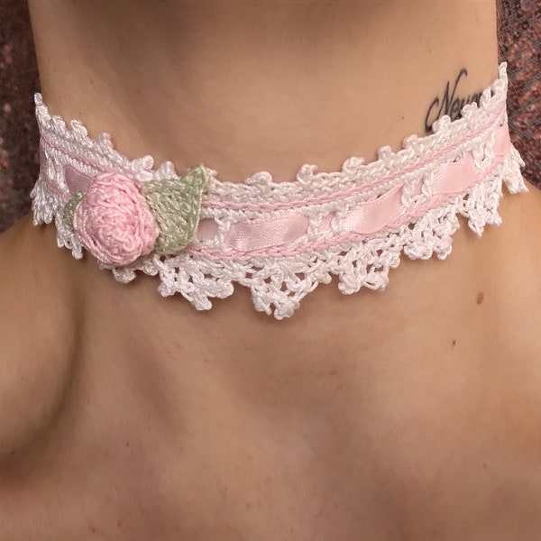 Ras de cou / choker crochet blanc et rose avec ruban et fleur