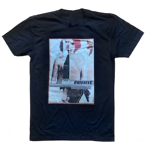 Könnte beinhalten: Schwarzes T-Shirt mit einem Grafikdruck eines Filmplakats für "Lola rennt" mit einer Frau mit roten Haaren. Der Text des Plakats lautet "Lola rennt" und "Franka Potente", "Moritz Bleibtreu".
