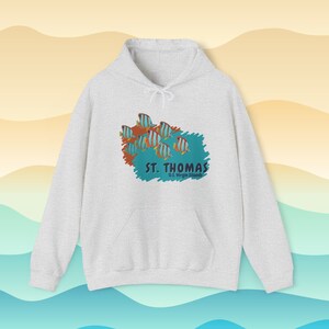 Könnte beinhalten: Ein grauer Hoodie mit einem Aufdruck einer Schule bunter Fische und dem Text "ST. THOMAS U.S. Virgin Islands" auf der Vorderseite.