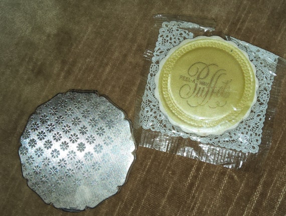 Lovely vintage Stratton Powder Compact