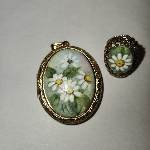 Vtg Costume Jewelry Beautiful Hand Painted Daisy with Open Work Locket and Matching Adjustable Ring