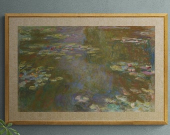 Könnte beinhalten: Ein hellgraues Sofa mit zwei hellblauen Kissen und zwei dunkelgrünen Kissen. Ein gerahmtes Bild von Seerosen hängt an der Wand hinter dem Sofa.