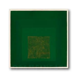 Puede incluir: Un cuadrado verde con un cuadrado verde más pequeño en su interior, y un cuadrado dorado en su interior. El cuadrado dorado tiene una superficie texturizada.
