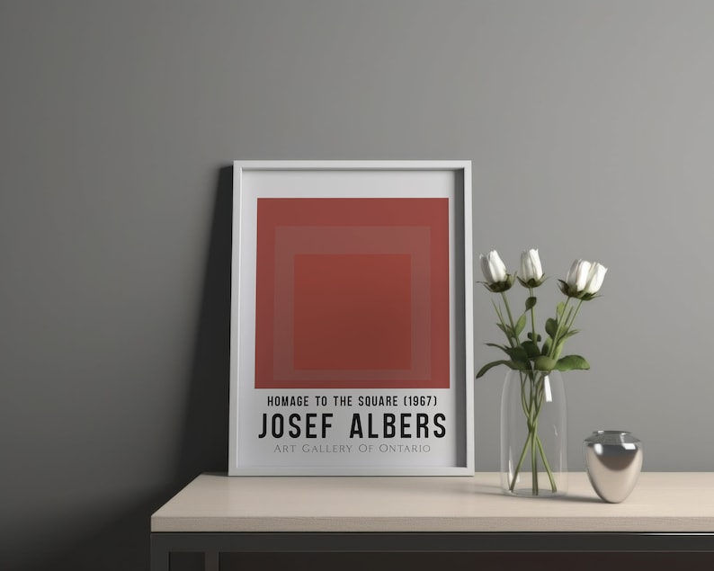 Op de afbeelding: Een ingelijste print van een rood abstract schilderij getiteld "Hommage aan het Vierkant (1967)" van Josef Albers. De print is van de Art Gallery of Ontario.